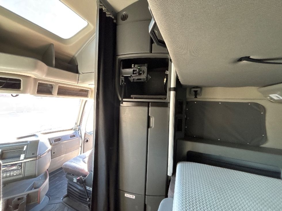 Sleeper Tractor-Heavy Duty Tractors-Volvo-2023-VNL64860-Tampa-FL-605,844\n\t\tmiles-$ 73,250 - Image 19