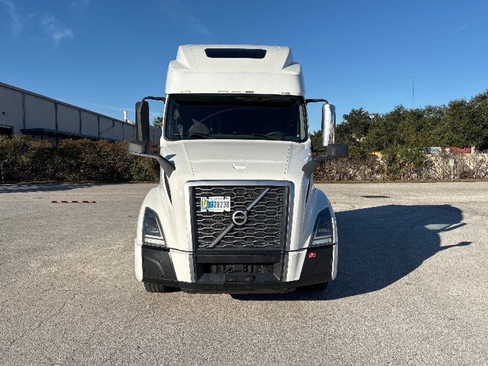 Sleeper Tractor-Heavy Duty Tractors-Volvo-2023-VNL64860-Tampa-FL-605,844\n\t\tmiles-$ 73,250 - Image 2