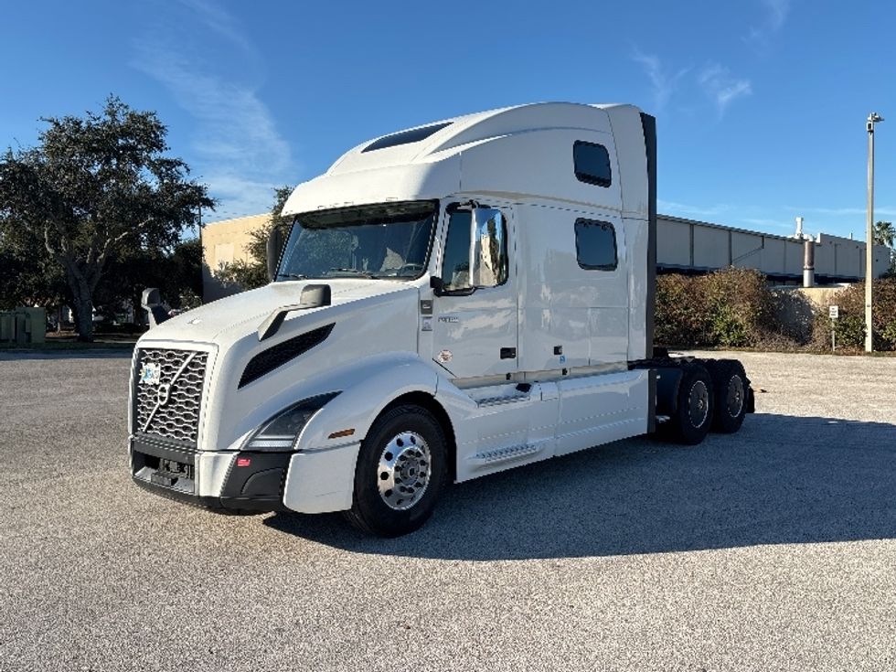 Sleeper Tractor-Heavy Duty Tractors-Volvo-2023-VNL64860-Tampa-FL-605,844\n\t\tmiles-$ 73,250 - Image 3