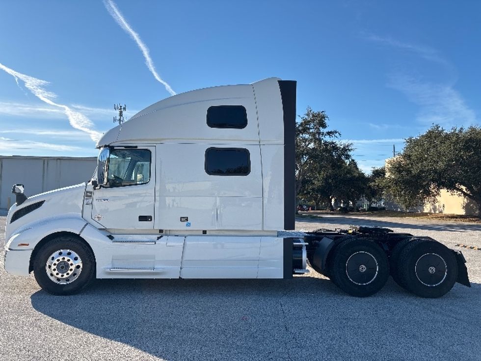 Sleeper Tractor-Heavy Duty Tractors-Volvo-2023-VNL64860-Tampa-FL-605,844\n\t\tmiles-$ 73,250 - Image 4