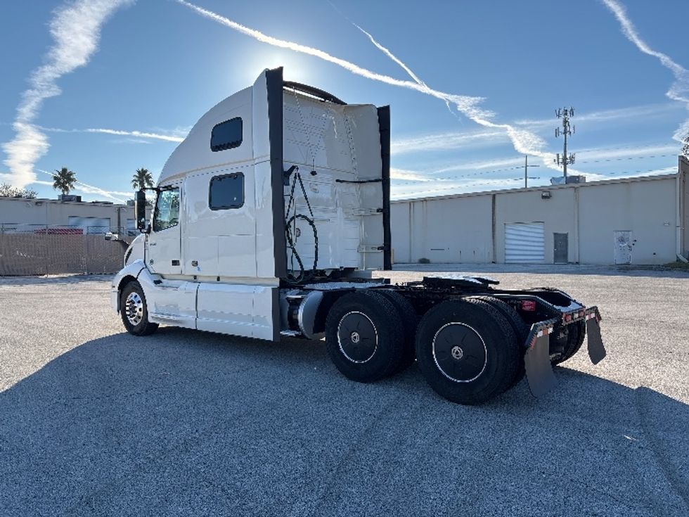 Sleeper Tractor-Heavy Duty Tractors-Volvo-2023-VNL64860-Tampa-FL-605,844\n\t\tmiles-$ 73,250 - Image 5