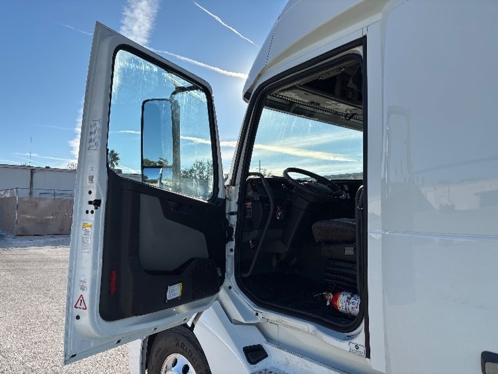 Sleeper Tractor-Heavy Duty Tractors-Volvo-2023-VNL64860-Tampa-FL-605,844\n\t\tmiles-$ 73,250 - Image 9