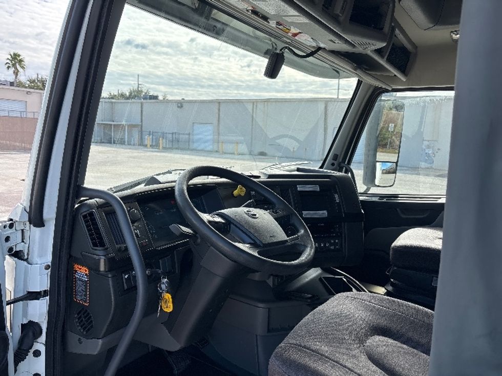 Sleeper Tractor-Heavy Duty Tractors-Volvo-2023-VNL64860-Tampa-FL-742,120\n\t\tmiles-$ 60,750 - Image 10