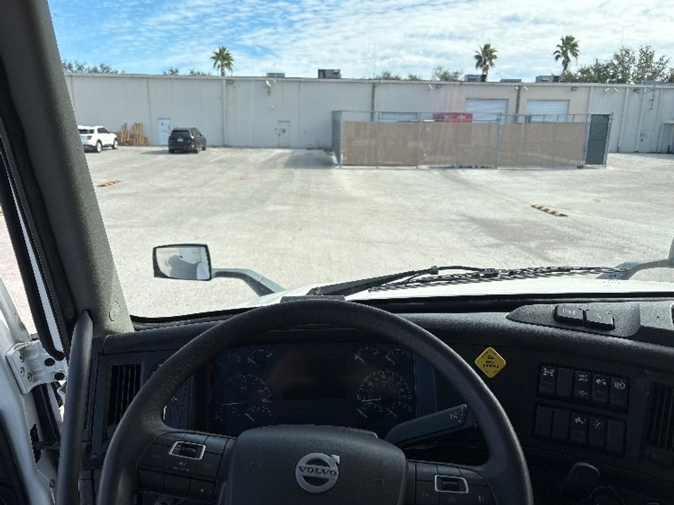 Sleeper Tractor-Heavy Duty Tractors-Volvo-2023-VNL64860-Tampa-FL-742,120\n\t\tmiles-$ 60,750 - Image 11