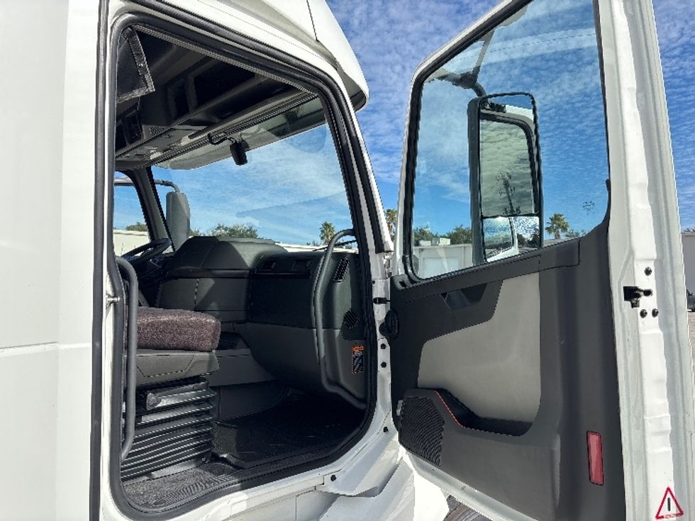 Sleeper Tractor-Heavy Duty Tractors-Volvo-2023-VNL64860-Tampa-FL-742,120\n\t\tmiles-$ 60,750 - Image 13