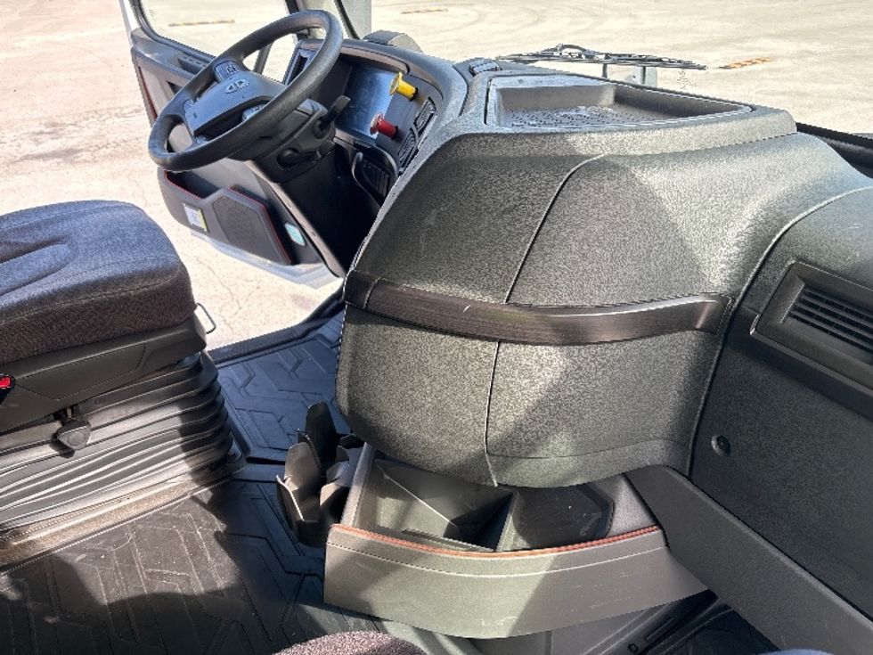 Sleeper Tractor-Heavy Duty Tractors-Volvo-2023-VNL64860-Tampa-FL-742,120\n\t\tmiles-$ 60,750 - Image 15