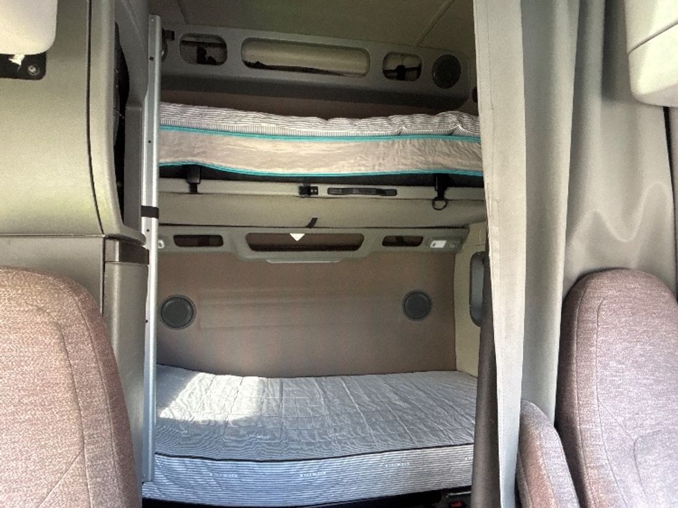 Sleeper Tractor-Heavy Duty Tractors-Volvo-2023-VNL64860-Tampa-FL-742,120\n\t\tmiles-$ 60,750 - Image 16