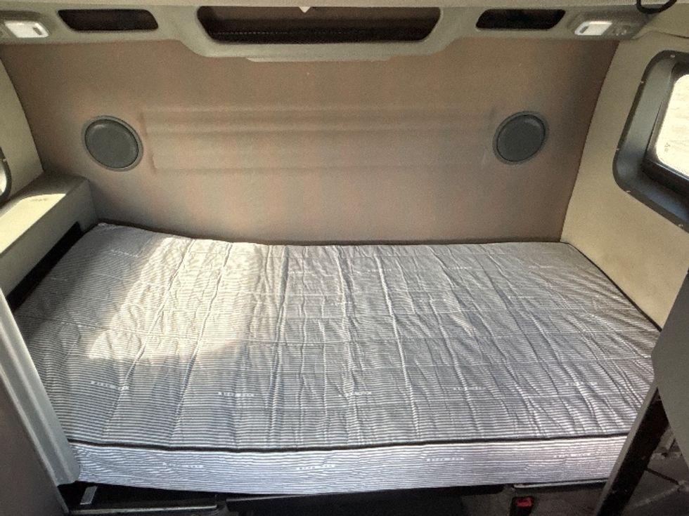 Sleeper Tractor-Heavy Duty Tractors-Volvo-2023-VNL64860-Tampa-FL-742,120\n\t\tmiles-$ 60,750 - Image 17