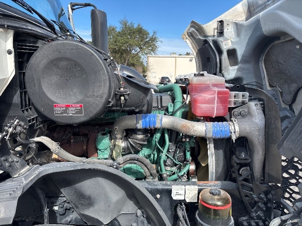 Sleeper Tractor-Heavy Duty Tractors-Volvo-2023-VNL64860-Tampa-FL-742,120\n\t\tmiles-$ 60,750 - Image 20