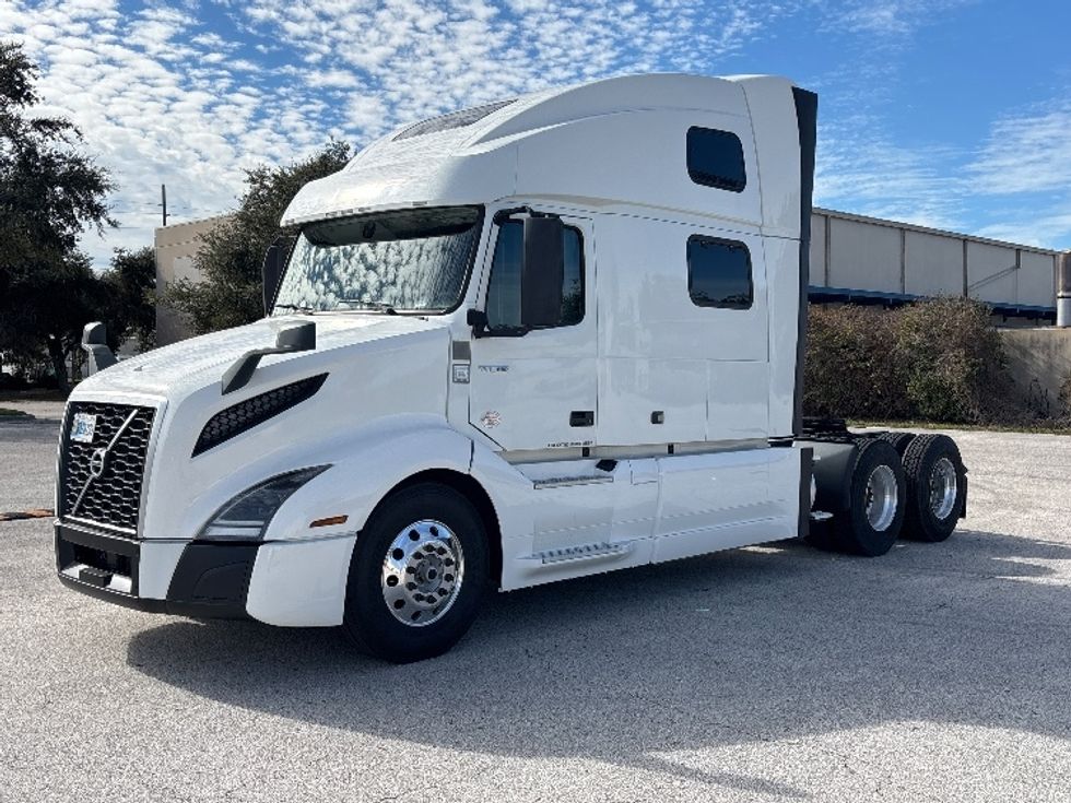 Sleeper Tractor-Heavy Duty Tractors-Volvo-2023-VNL64860-Tampa-FL-742,120\n\t\tmiles-$ 60,750 - Image 3