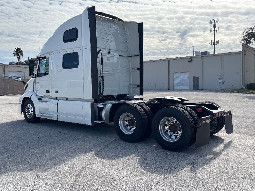 Sleeper Tractor-Heavy Duty Tractors-Volvo-2023-VNL64860-Tampa-FL-742,120\n\t\tmiles-$ 60,750 - Image 5