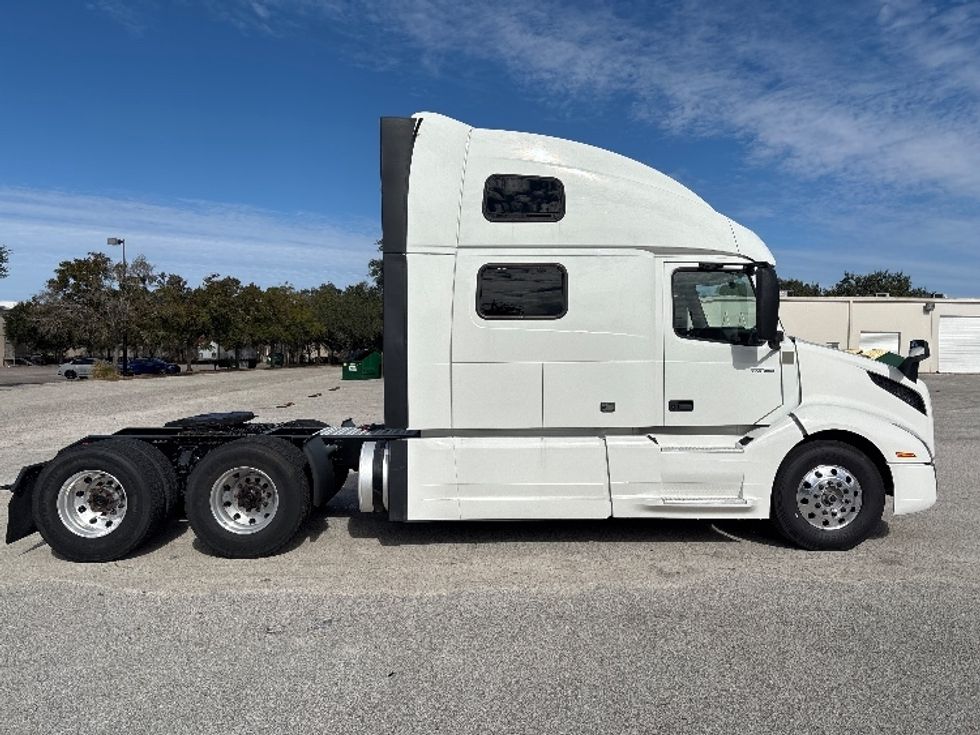 Sleeper Tractor-Heavy Duty Tractors-Volvo-2023-VNL64860-Tampa-FL-742,120\n\t\tmiles-$ 60,750 - Image 8