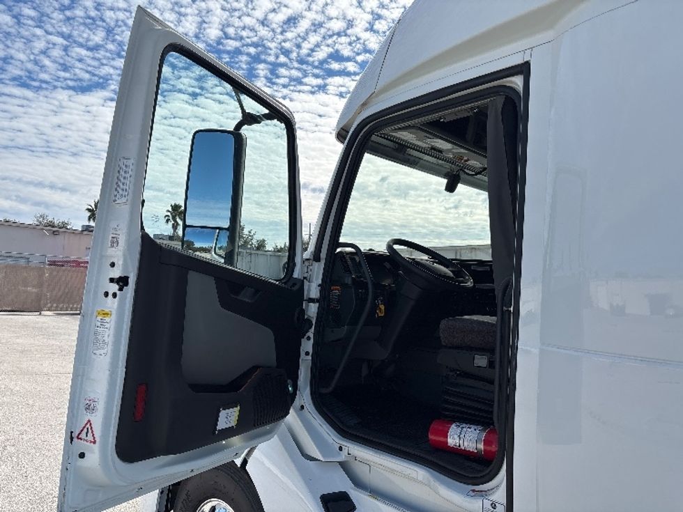 Sleeper Tractor-Heavy Duty Tractors-Volvo-2023-VNL64860-Tampa-FL-742,120\n\t\tmiles-$ 60,750 - Image 9