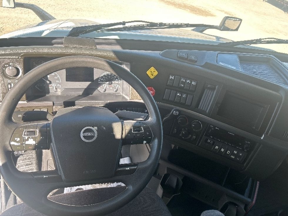 Sleeper Tractor-Heavy Duty Tractors-Volvo-2024-VNL64760-Amarillo-TX-442,131\n\t\tmiles-$ 99,000 - Image 11