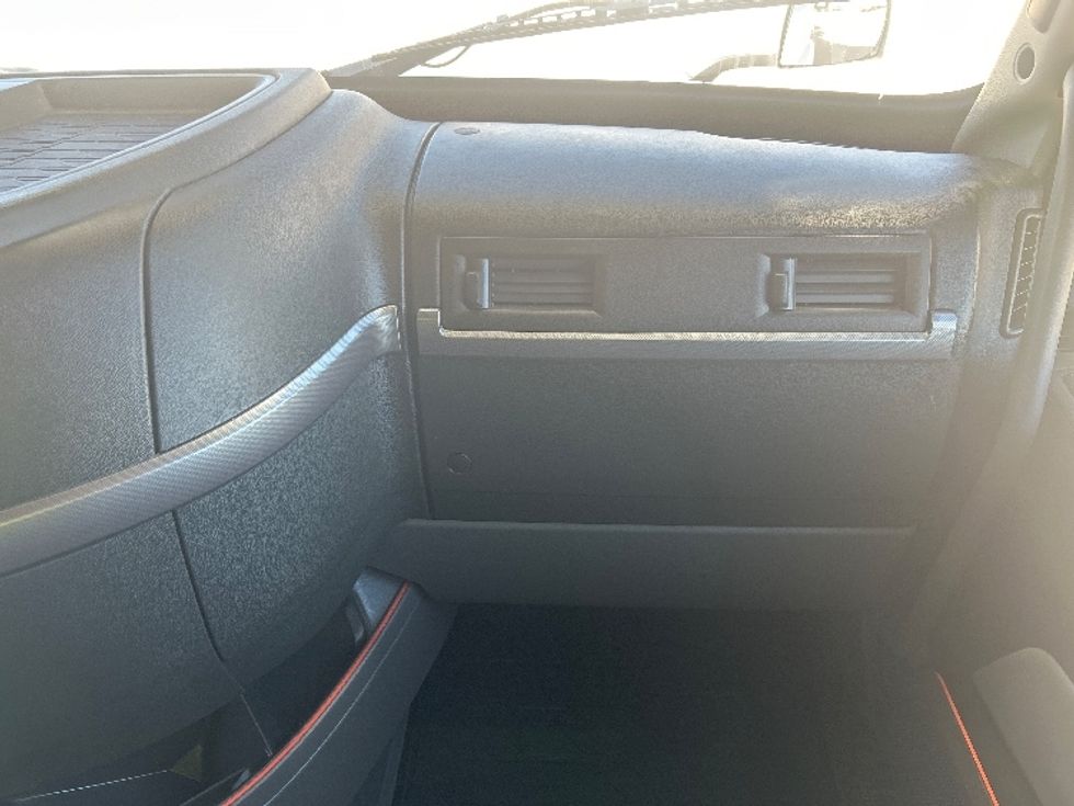 Sleeper Tractor-Heavy Duty Tractors-Volvo-2024-VNL64760-Amarillo-TX-442,131\n\t\tmiles-$ 99,000 - Image 14