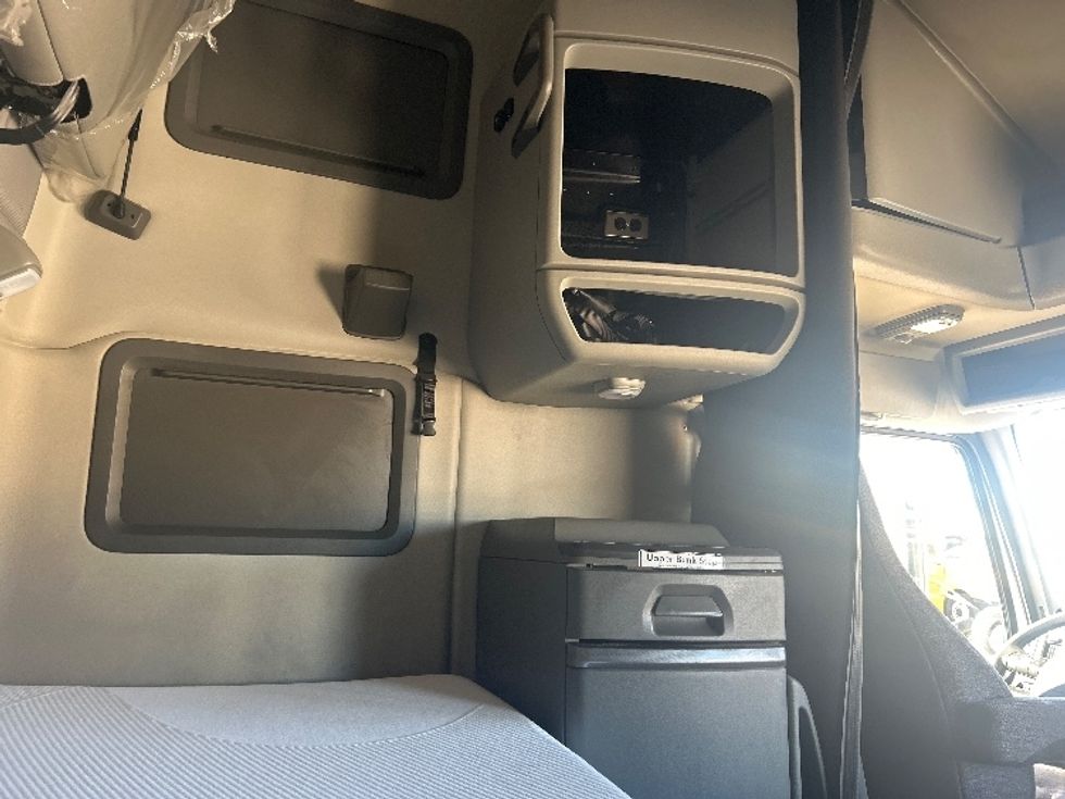 Sleeper Tractor-Heavy Duty Tractors-Volvo-2024-VNL64760-Amarillo-TX-442,131\n\t\tmiles-$ 99,000 - Image 15