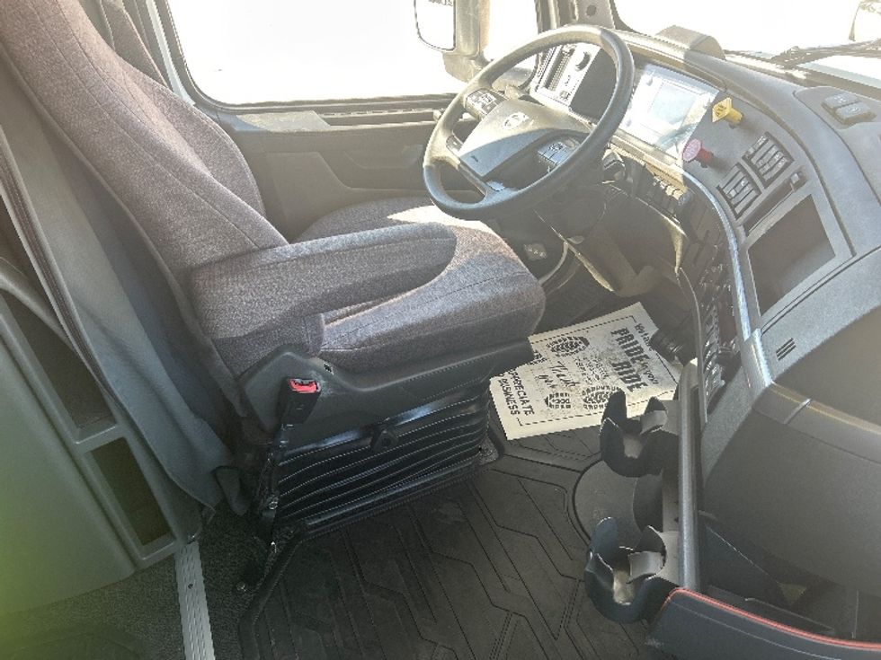 Sleeper Tractor-Heavy Duty Tractors-Volvo-2024-VNL64760-Amarillo-TX-442,131\n\t\tmiles-$ 99,000 - Image 16