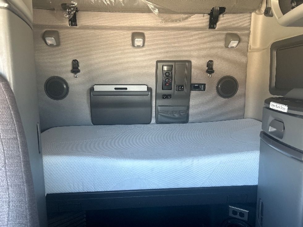 Sleeper Tractor-Heavy Duty Tractors-Volvo-2024-VNL64760-Amarillo-TX-442,131\n\t\tmiles-$ 99,000 - Image 17