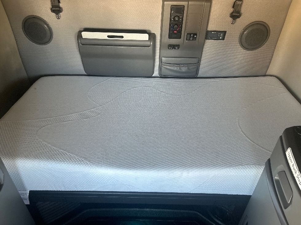 Sleeper Tractor-Heavy Duty Tractors-Volvo-2024-VNL64760-Amarillo-TX-442,131\n\t\tmiles-$ 99,000 - Image 18