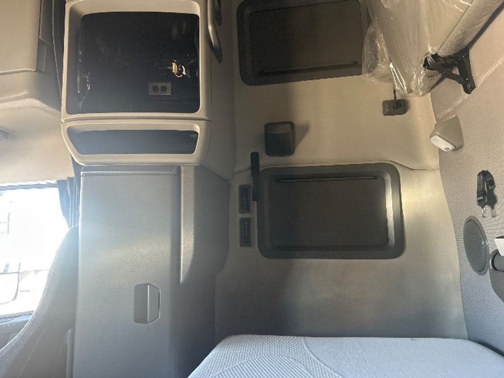 Sleeper Tractor-Heavy Duty Tractors-Volvo-2024-VNL64760-Amarillo-TX-442,131\n\t\tmiles-$ 99,000 - Image 19