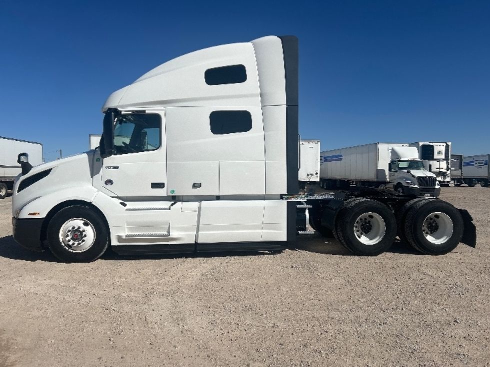 Sleeper Tractor-Heavy Duty Tractors-Volvo-2024-VNL64760-Amarillo-TX-442,131\n\t\tmiles-$ 99,000 - Image 4