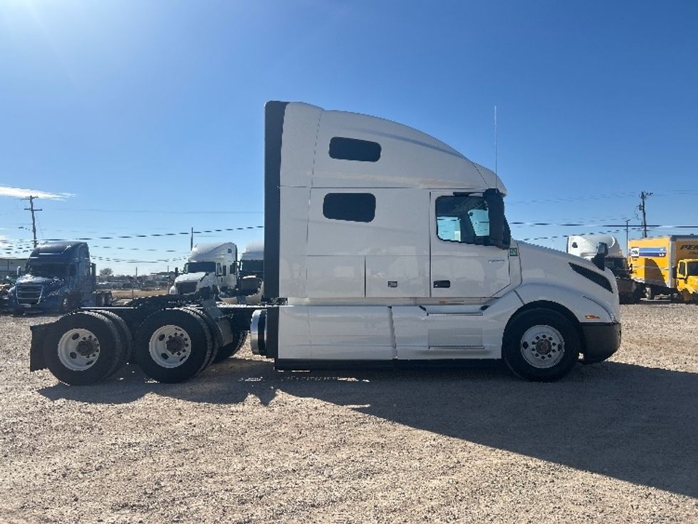 Sleeper Tractor-Heavy Duty Tractors-Volvo-2024-VNL64760-Amarillo-TX-442,131\n\t\tmiles-$ 99,000 - Image 8