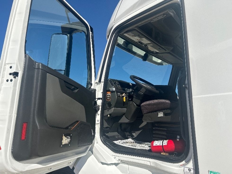 Sleeper Tractor-Heavy Duty Tractors-Volvo-2024-VNL64760-Amarillo-TX-442,131\n\t\tmiles-$ 99,000 - Image 9