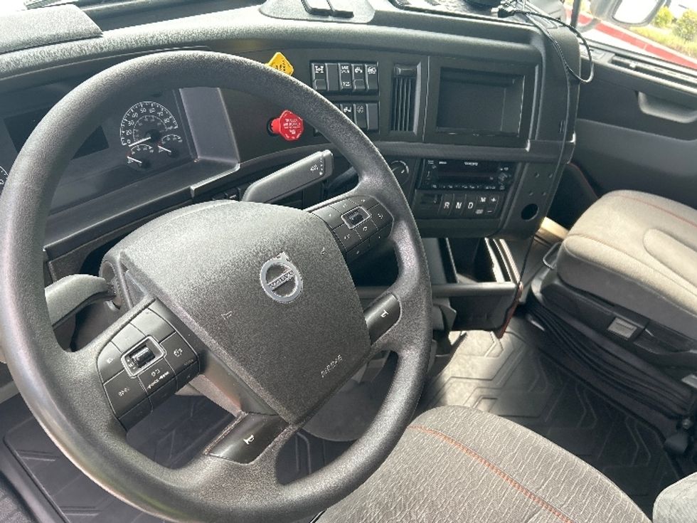 Sleeper Tractor-Heavy Duty Tractors-Volvo-2024-VNL64760-Carson-CA-609,783\n\t\tmiles-$ 88,750 - Image 10