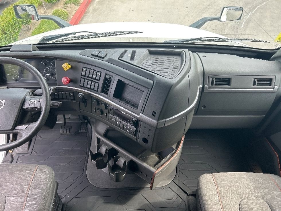Sleeper Tractor-Heavy Duty Tractors-Volvo-2024-VNL64760-Carson-CA-609,783\n\t\tmiles-$ 88,750 - Image 12