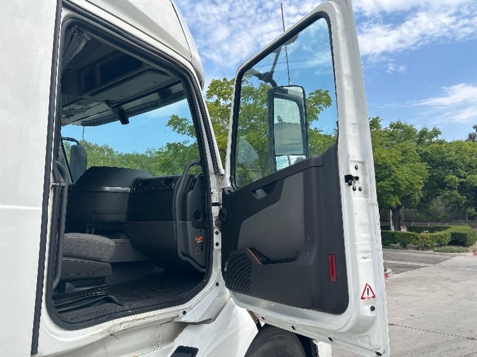 Sleeper Tractor-Heavy Duty Tractors-Volvo-2024-VNL64760-Carson-CA-609,783\n\t\tmiles-$ 88,750 - Image 13