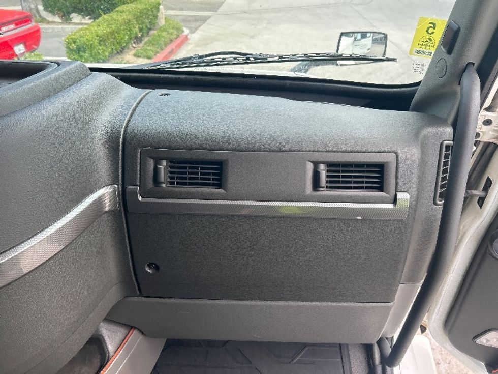 Sleeper Tractor-Heavy Duty Tractors-Volvo-2024-VNL64760-Carson-CA-609,783\n\t\tmiles-$ 88,750 - Image 14