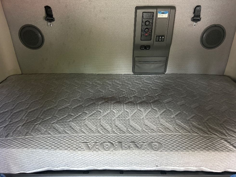 Sleeper Tractor-Heavy Duty Tractors-Volvo-2024-VNL64760-Carson-CA-609,783\n\t\tmiles-$ 88,750 - Image 16