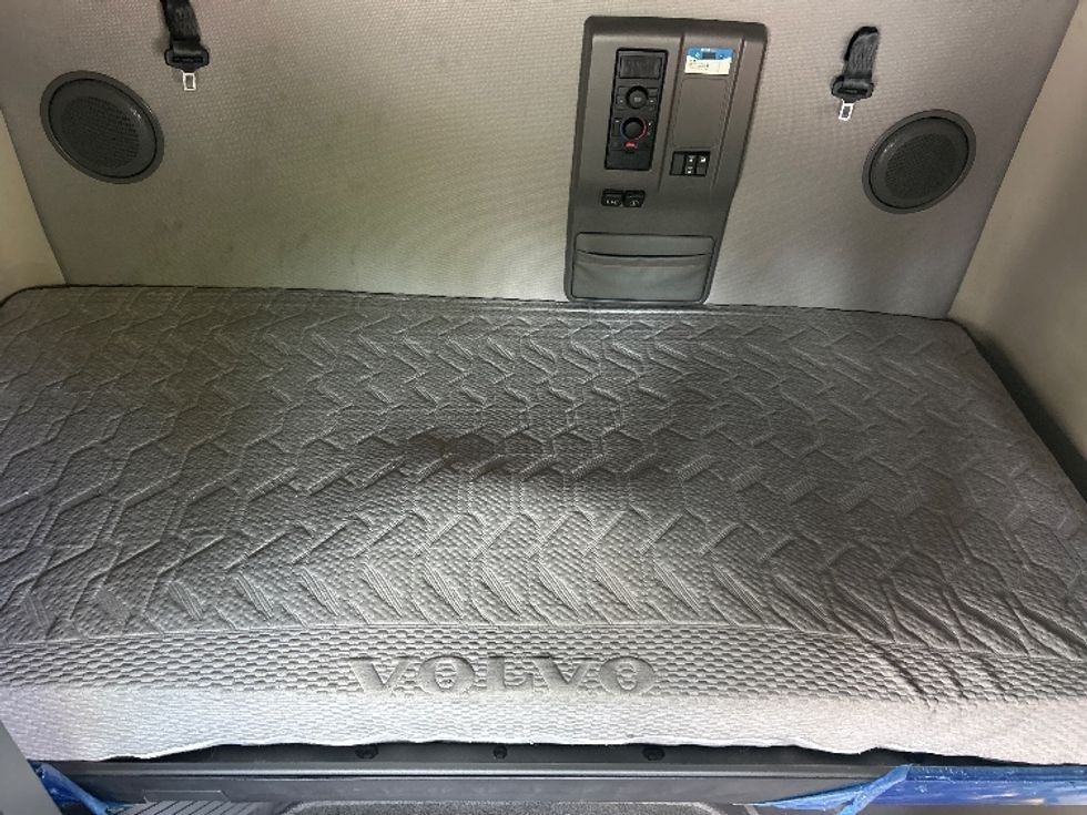 Sleeper Tractor-Heavy Duty Tractors-Volvo-2024-VNL64760-Carson-CA-609,783\n\t\tmiles-$ 88,750 - Image 17