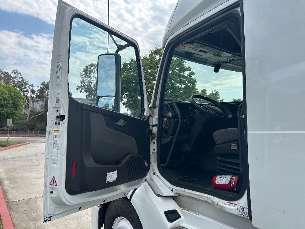 Sleeper Tractor-Heavy Duty Tractors-Volvo-2024-VNL64760-Carson-CA-609,783\n\t\tmiles-$ 88,750 - Image 9