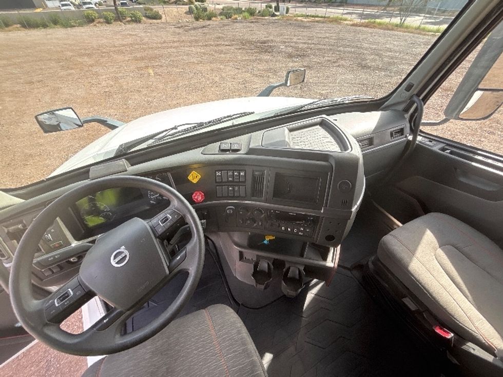 Sleeper Tractor-Heavy Duty Tractors-Volvo-2024-VNL64760-Jurupa Valley-CA-595,216\n\t\tmiles-$ 87,750 - Image 12