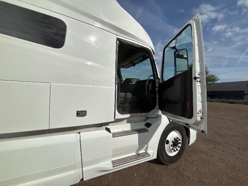 Sleeper Tractor-Heavy Duty Tractors-Volvo-2024-VNL64760-Jurupa Valley-CA-595,216\n\t\tmiles-$ 87,750 - Image 13