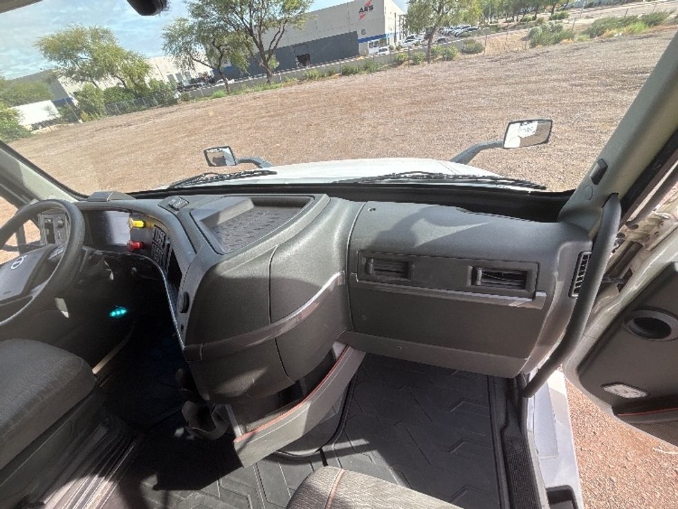 Sleeper Tractor-Heavy Duty Tractors-Volvo-2024-VNL64760-Jurupa Valley-CA-595,216\n\t\tmiles-$ 87,750 - Image 14