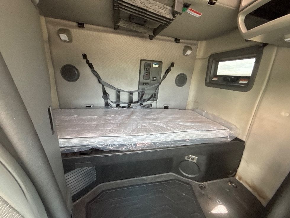 Sleeper Tractor-Heavy Duty Tractors-Volvo-2024-VNL64760-Jurupa Valley-CA-595,216\n\t\tmiles-$ 87,750 - Image 16