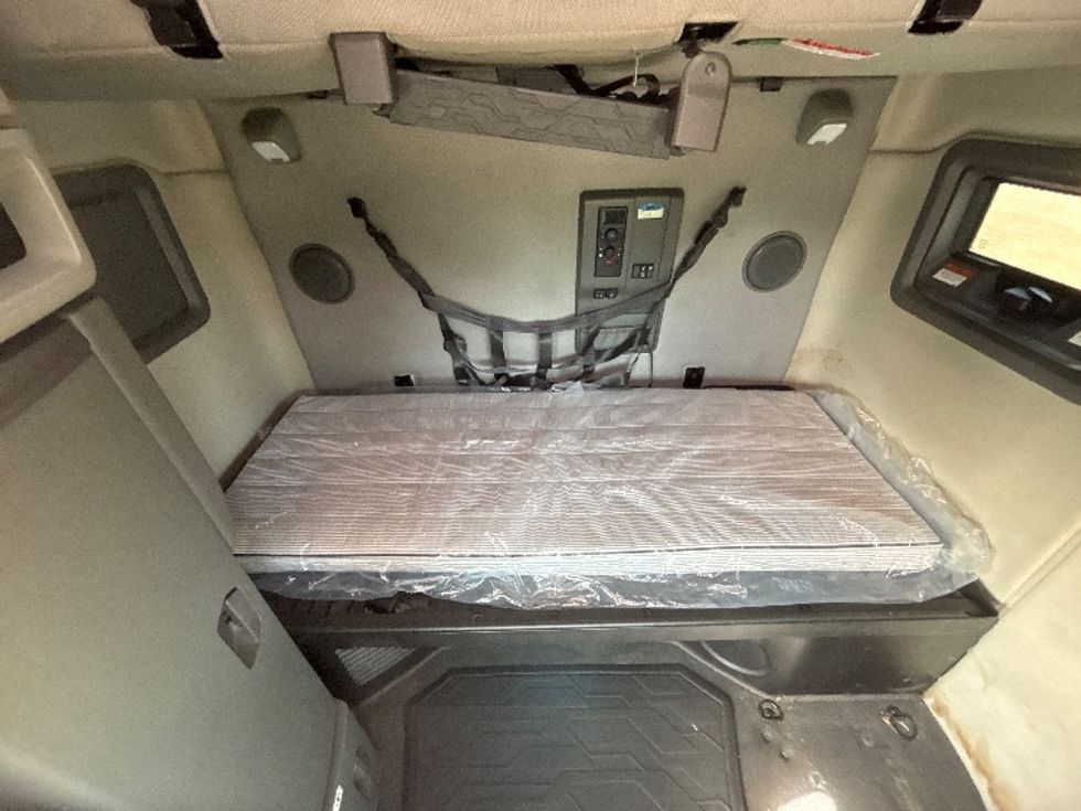 Sleeper Tractor-Heavy Duty Tractors-Volvo-2024-VNL64760-Jurupa Valley-CA-595,216\n\t\tmiles-$ 87,750 - Image 17