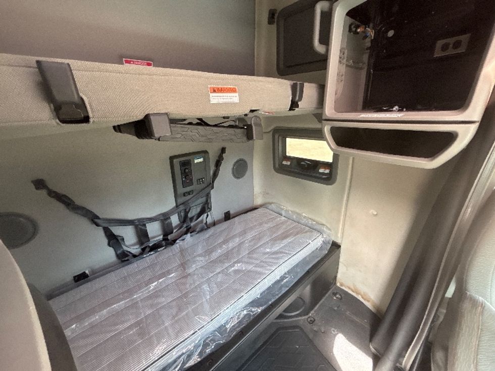 Sleeper Tractor-Heavy Duty Tractors-Volvo-2024-VNL64760-Jurupa Valley-CA-595,216\n\t\tmiles-$ 87,750 - Image 18