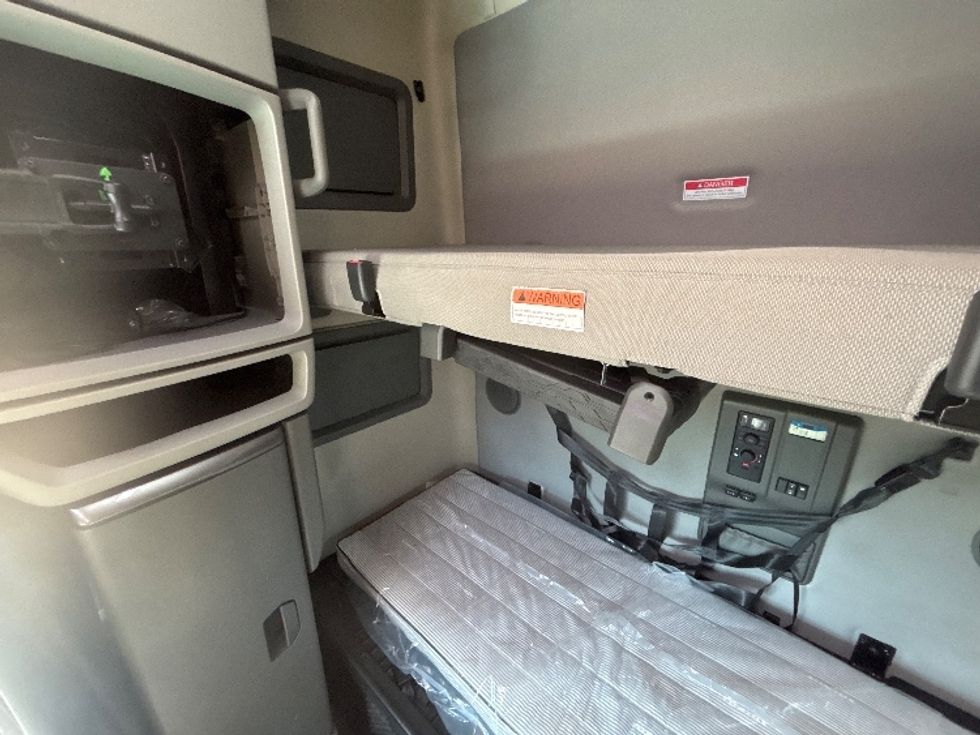 Sleeper Tractor-Heavy Duty Tractors-Volvo-2024-VNL64760-Jurupa Valley-CA-595,216\n\t\tmiles-$ 87,750 - Image 19