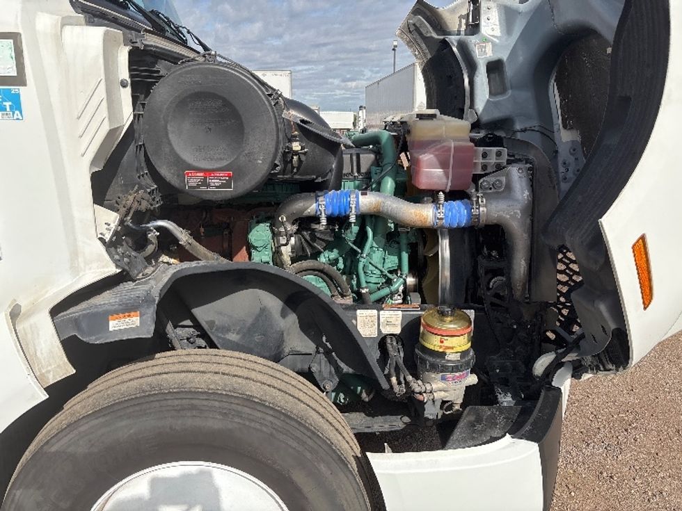 Sleeper Tractor-Heavy Duty Tractors-Volvo-2024-VNL64760-Jurupa Valley-CA-595,216\n\t\tmiles-$ 87,750 - Image 20