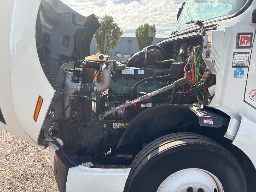 Sleeper Tractor-Heavy Duty Tractors-Volvo-2024-VNL64760-Jurupa Valley-CA-595,216\n\t\tmiles-$ 87,750 - Image 21