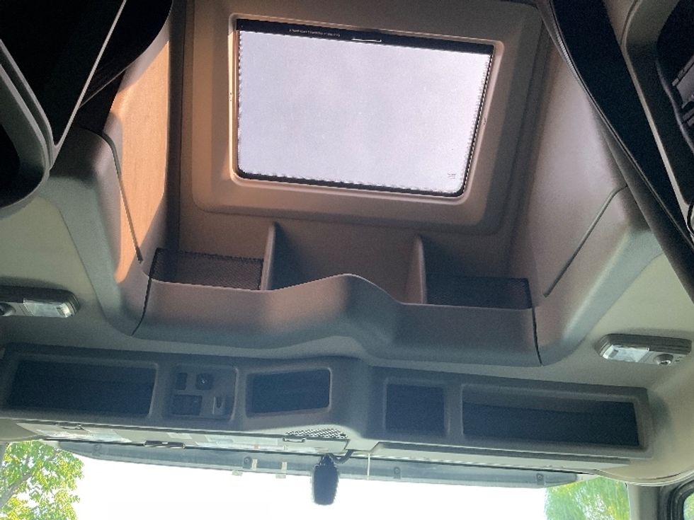 Sleeper Tractor-Heavy Duty Tractors-Volvo-2024-VNL64760-Jurupa Valley-CA-595,216\n\t\tmiles-$ 87,750 - Image 22