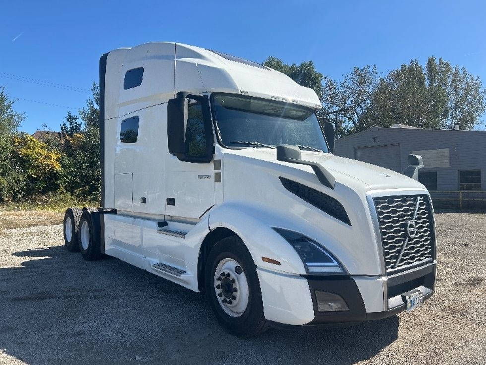 Sleeper Tractor-Heavy Duty Tractors-Volvo-2024-VNL64760-Melrose Park-IL-626,551\n\t\tmiles-$ 82,250 - Image 1