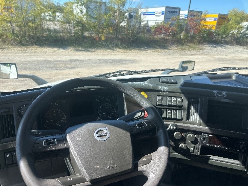 Sleeper Tractor-Heavy Duty Tractors-Volvo-2024-VNL64760-Melrose Park-IL-626,551\n\t\tmiles-$ 82,250 - Image 11