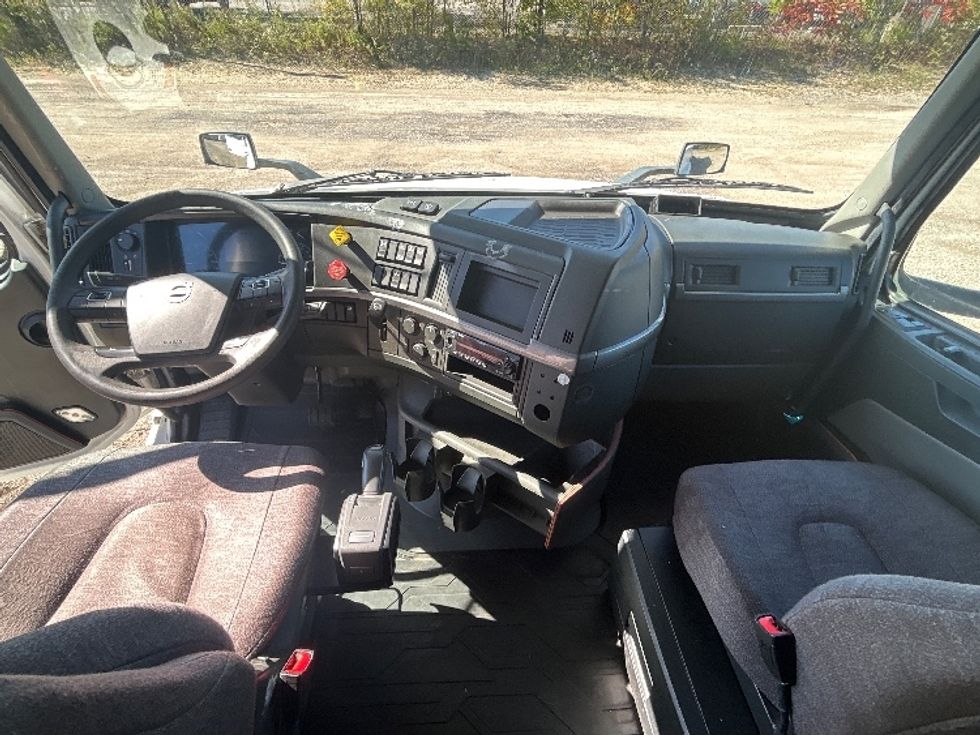 Sleeper Tractor-Heavy Duty Tractors-Volvo-2024-VNL64760-Melrose Park-IL-626,551\n\t\tmiles-$ 82,250 - Image 12