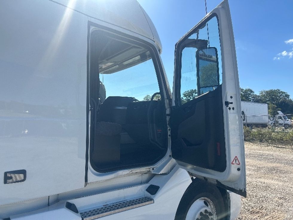 Sleeper Tractor-Heavy Duty Tractors-Volvo-2024-VNL64760-Melrose Park-IL-626,551\n\t\tmiles-$ 82,250 - Image 13