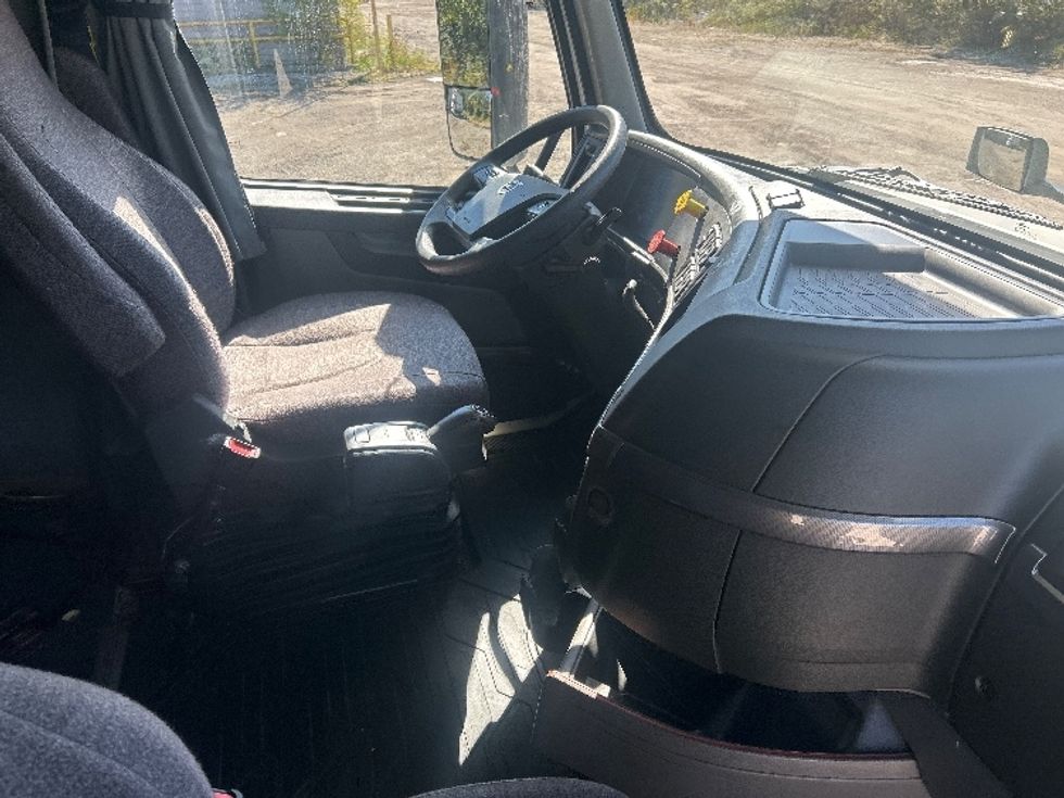 Sleeper Tractor-Heavy Duty Tractors-Volvo-2024-VNL64760-Melrose Park-IL-626,551\n\t\tmiles-$ 82,250 - Image 15