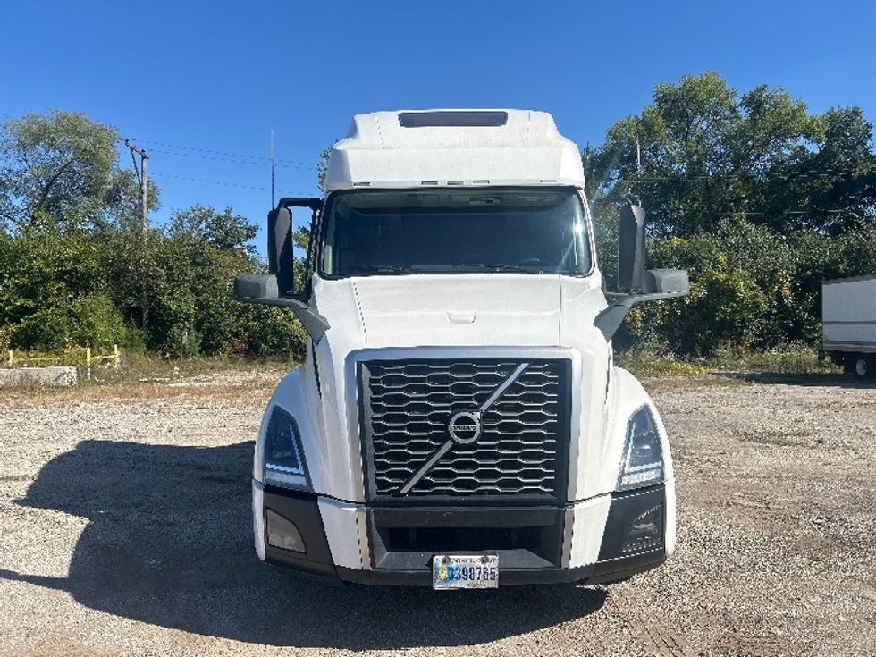 Sleeper Tractor-Heavy Duty Tractors-Volvo-2024-VNL64760-Melrose Park-IL-626,551\n\t\tmiles-$ 82,250 - Image 2